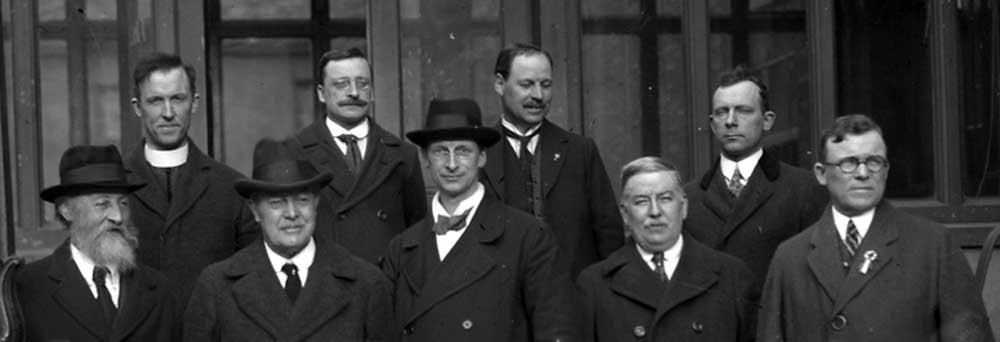 >Members of the Sinn Féin executive: Fr. O'Flanagan, Arthur Griffith, Laurence O'Neill and Dr. Cosgrave, Count Plunkett and Eamon de Valera meet with the Irish-American delegation – Edward Dunne, Michael F. Ryan and Frank P. Walshe, returning from the Paris Peace Conference on April 17, 1919.