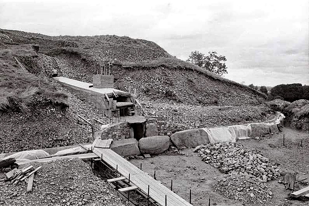 The concrete wall at Newgrange.