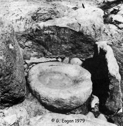 Right-hand recess with basin and circular engraving.