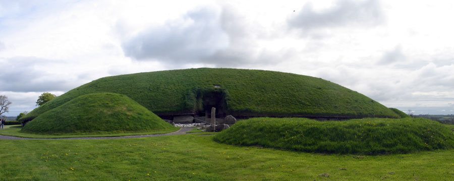 Satellites 5 and 7 looking east to the west entrance of Knowth.