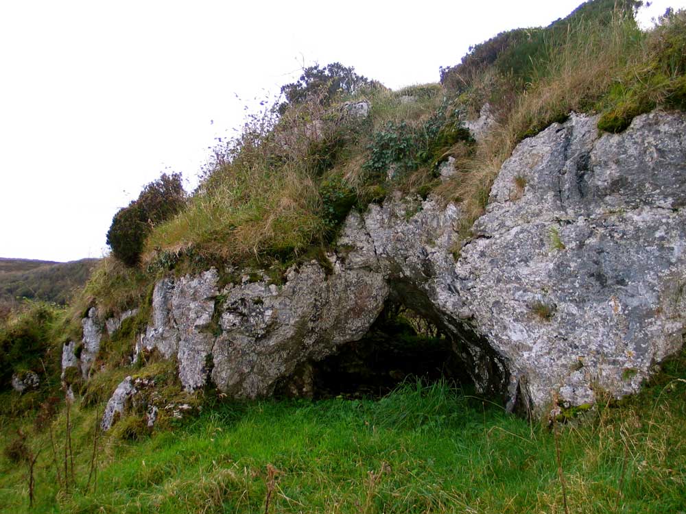 The small cave at Carricknaheorna.