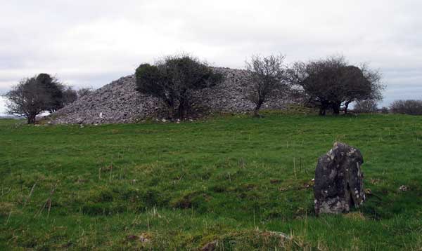 Eochy's Cairn viewed from the surrounding embankment. 