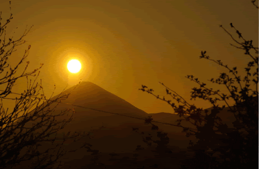 The 
        extraordinary phenomenon of the rolling sun down the slope of Croagh Patrick by Ken Williams
