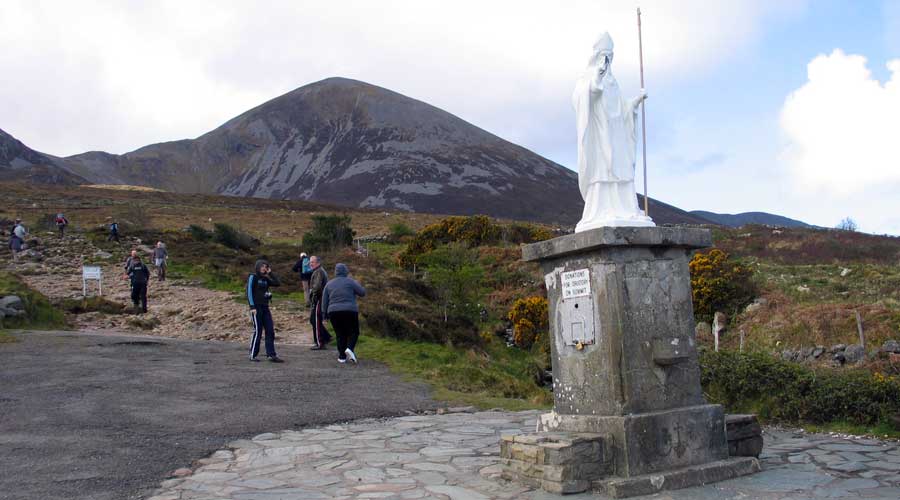 The 
            pilgrimage route to the summit of Croagh Patrick begins at the statue 
        of the saint, about 500 meters from the carpark.
