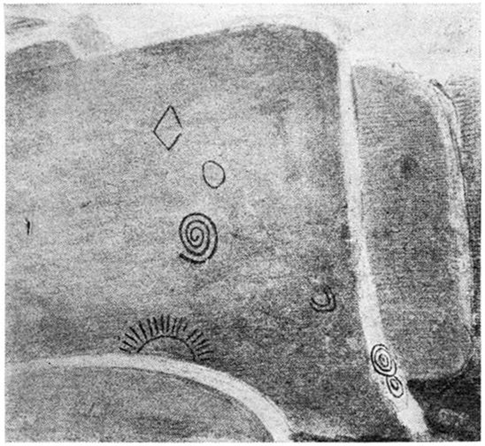 An illustration of the rising sun carved on the bottom of the east orthostat within the large right-hand recess of Cairn L, by George DuNoyer. From this viewpoint the rising sun can ve viewed on the November and February cross-quarter days, as it emerges from Cairn M on Carricbreac. The sun enters the chamber, strikes the top of the pillarstone known as the Whispering Stone, before flashing into the recess to illuminate the eclipse carving.