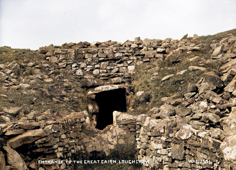 The entrance to Cairn L photographed by William A. Green.