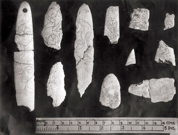 Carved bone flakes from Cairn H.
