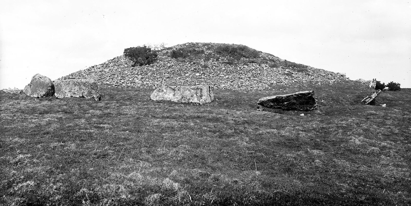 Cairn L exterior, photo by William Alfred Green.