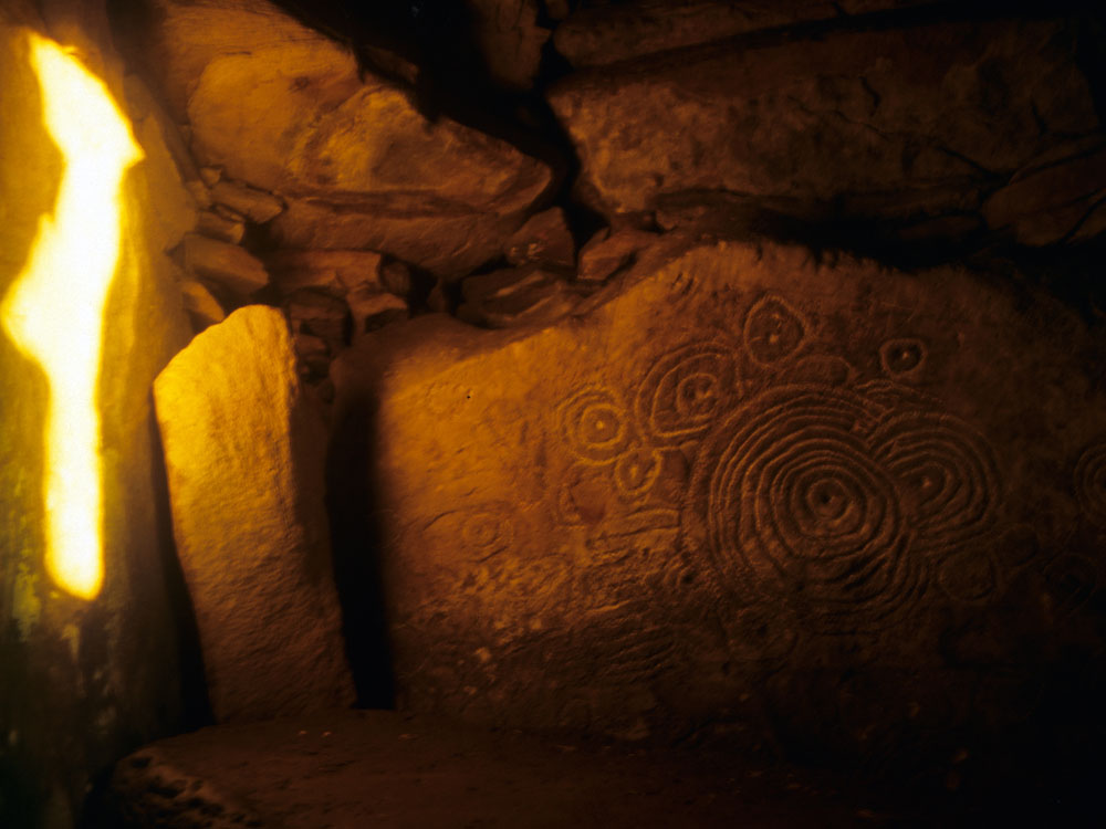 Sun illuminates megalithic art in Cairn L.