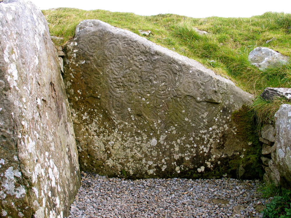 Engraved stone in the left-hand recess of Cairn U.