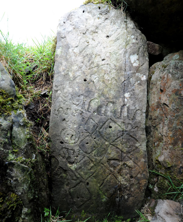 Megalithic art within Cairn F