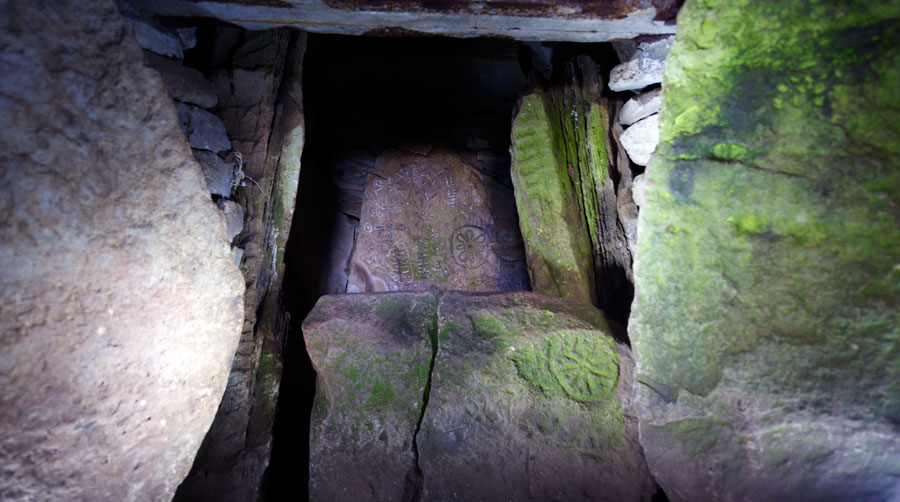 The end recess of Cairn T.