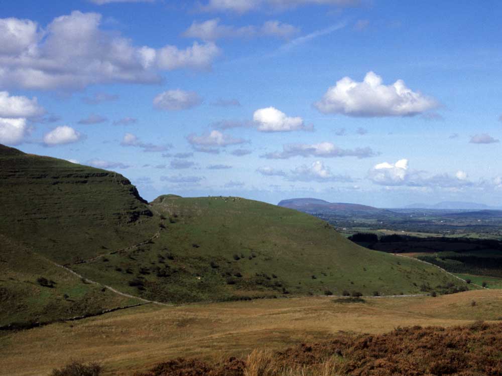 Carnanweeleen echoes the shape of Knocknarea and again Sliabh League in the far distance.